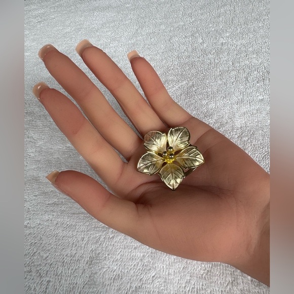 Vintage Gold Tone Floral Scarf Clip/Ring - Picture 3 of 10